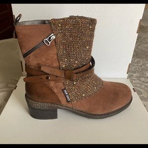 Muk Luks short boot size 9